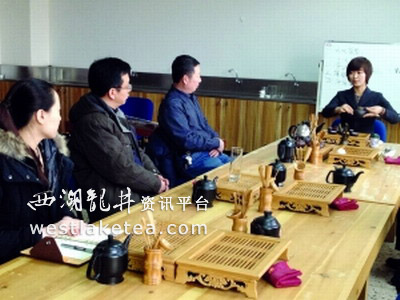 哈尔滨高职教师组团学泡功夫茶(图)