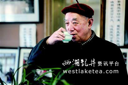 76岁“玩茶达人”徐金华自创 “亲情茶事”