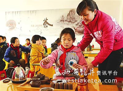 武夷山市新丰中心小学开设茶艺课(图)