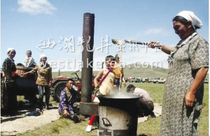 蒙古族煮咸奶茶,咸甜相宜