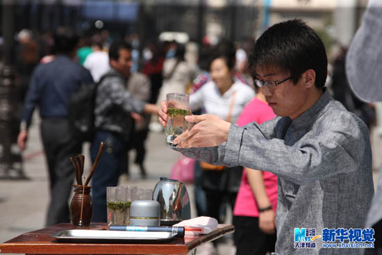 天津市第十一届绿茶节在和平路金街举行(图)